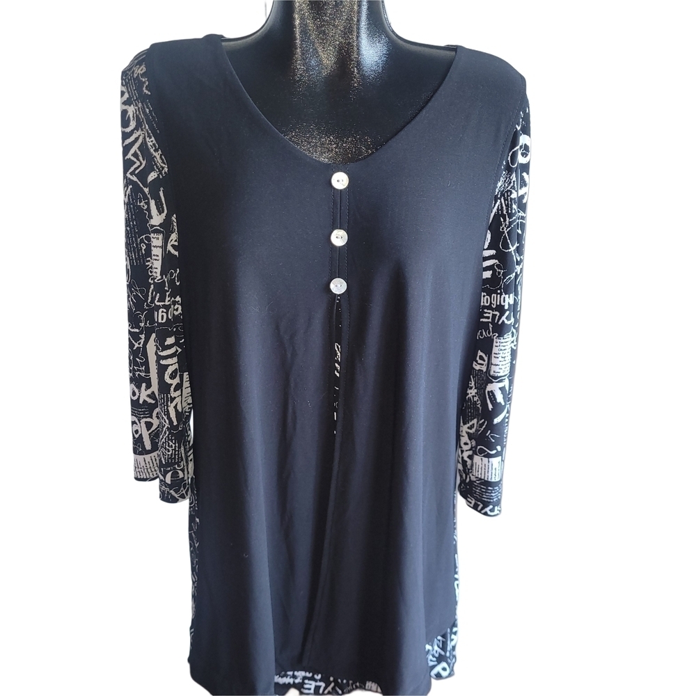 Victoria Collection Black and White Graphic Print Top